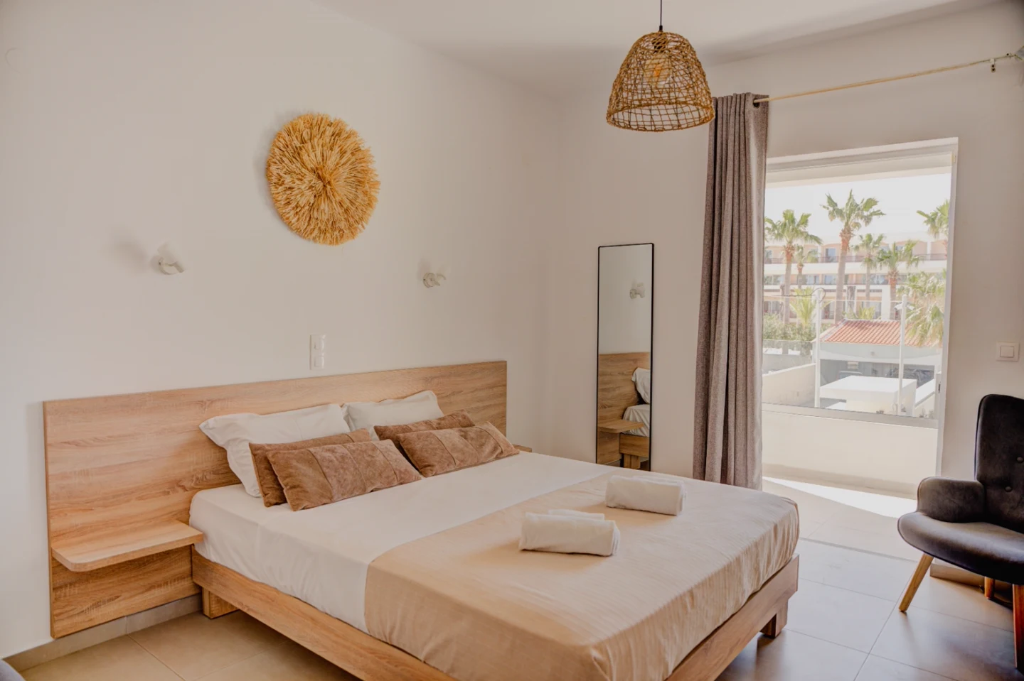 Room 1 bedroom with balcony and sea view